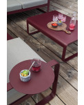 Fermob Bellevie Armlehnenregal Montagebeispiel mit der Farbe Schwarzkirsche